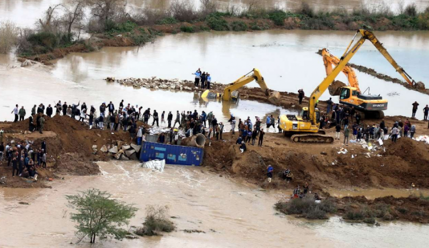 الجهود الشعبية لايقاف السيول في محافظة خوزستان الايرانية