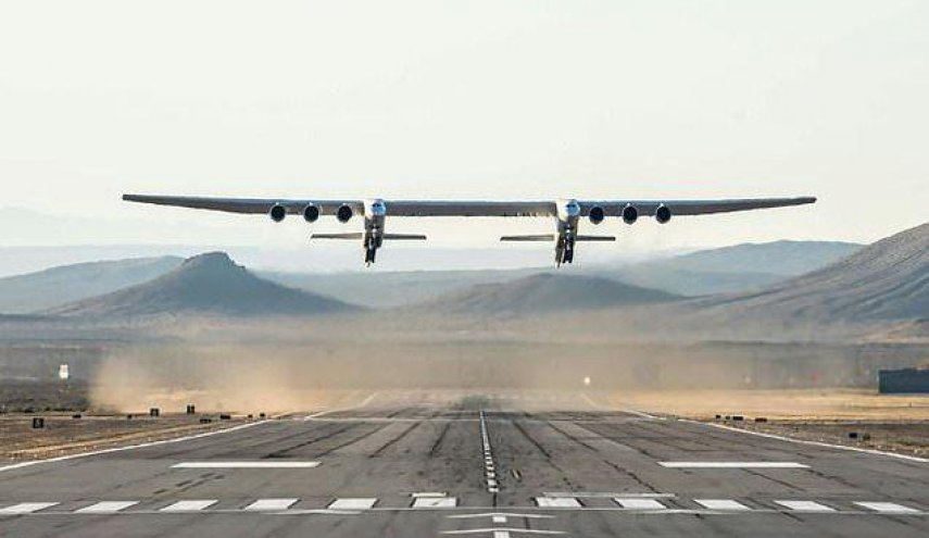 پرواز بزرگ‌ترین هواپیمای جهان برای نخستین بار