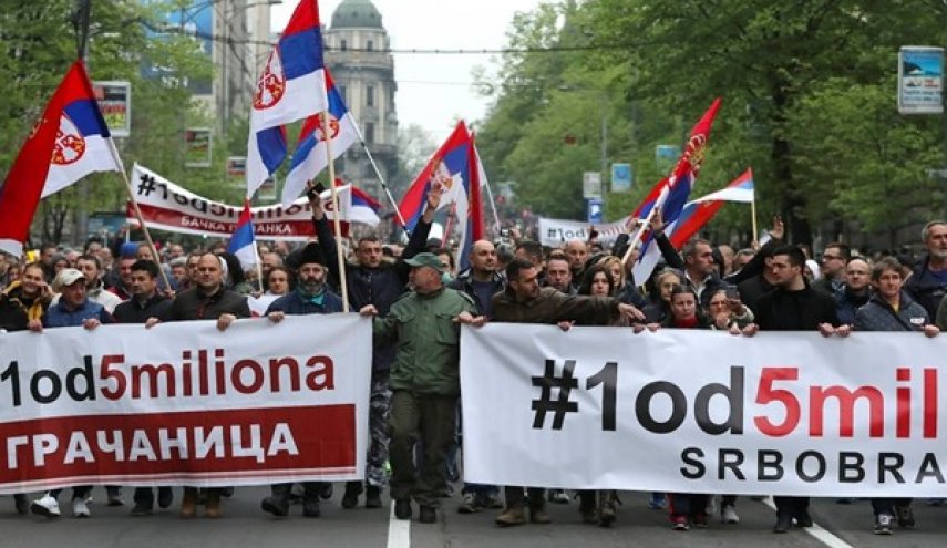 تظاهرات 10 هزار نفری معترضان به سیاست‌های دولت در صربستان