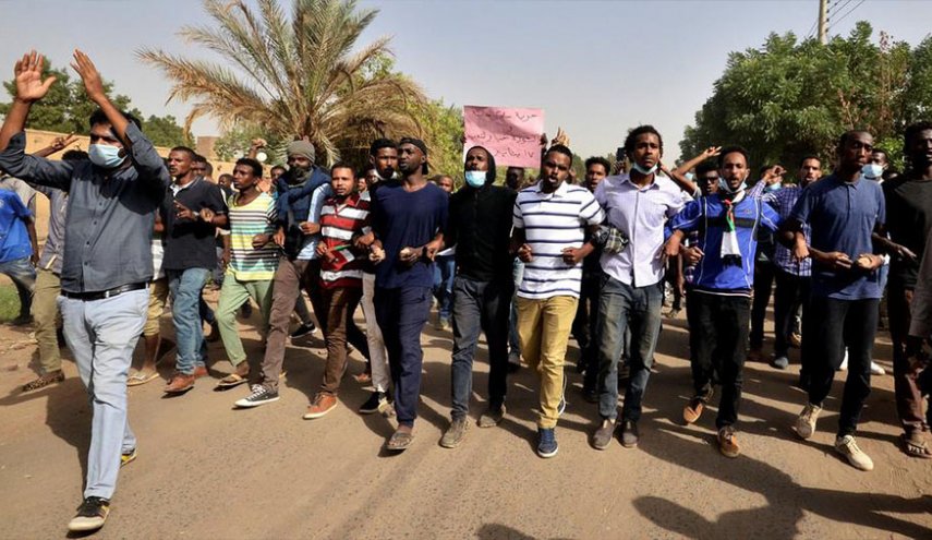 الجيش السوداني يحاول فض الاعتصام أمام القيادة العامة للقوات المسلحة 