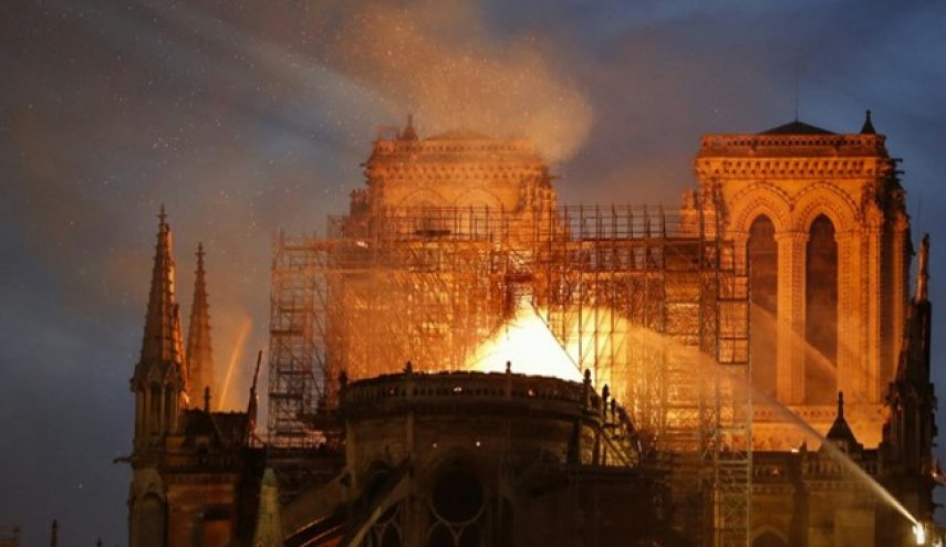 آتش‌سوزی در کلیسای نوتردام مهار شد؛ ماکرون: «نوتردام» را دوباره می‌سازیم
