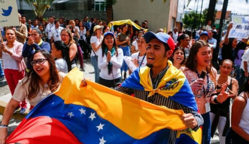 طرفداران «مادورو» در کاراکاس به خیابان‌ها آمدند
