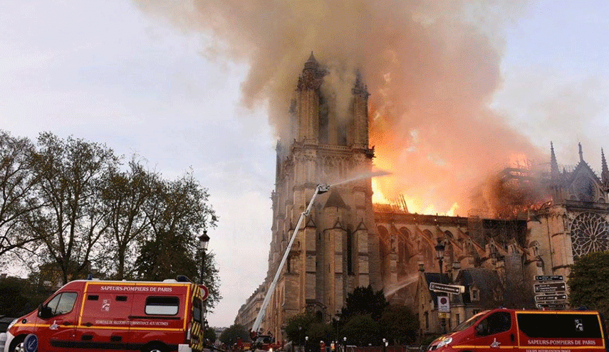 'درس لترامب' من رجال الإطفاء في حريق كاتدرائية نوتردام