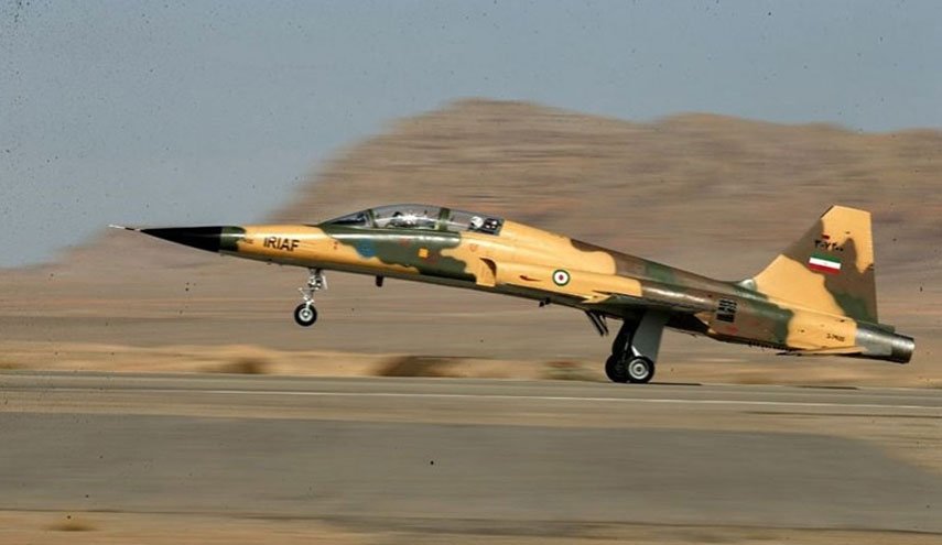 نخستین نمایش هوایی جنگنده کاملا ایرانی کوثر در آسمان تهران