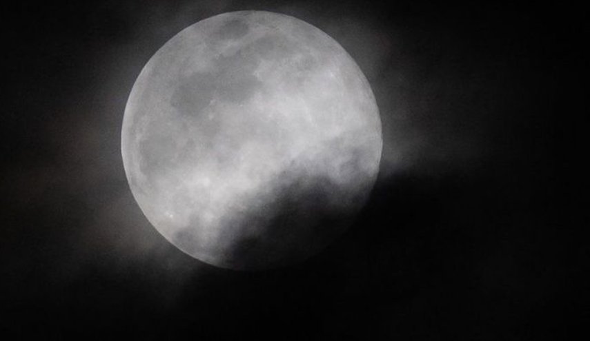 العلماء يكتشفون سر ’بكاء القمر’!