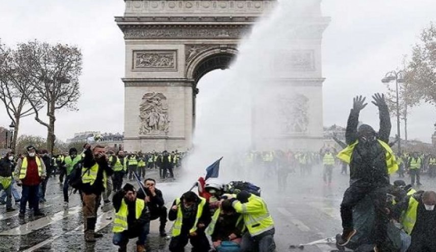  مواجهات بين الشرطة ومتظاهري السترات الصفراء في باريس