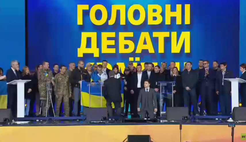 زيلينسكي يتصدر في الانتخابات الرئاسية في أوكرانيا 