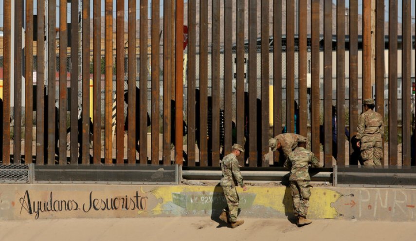 جنود مكسيكيون يتعرضون بالسلاح لعسكريين أمريكيين عند الحدود