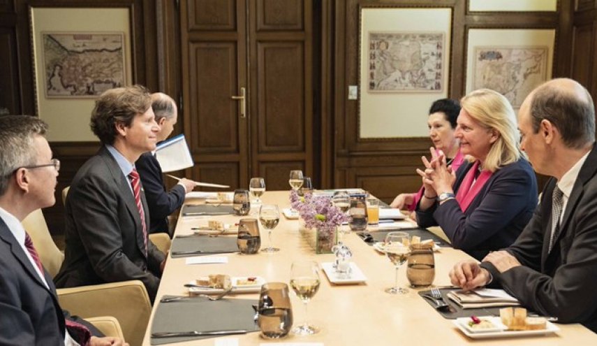 رایزنی وزیر خارجه اتریش با سفیر آمریکا پیرامون تحریم‌های نفتی ایران
