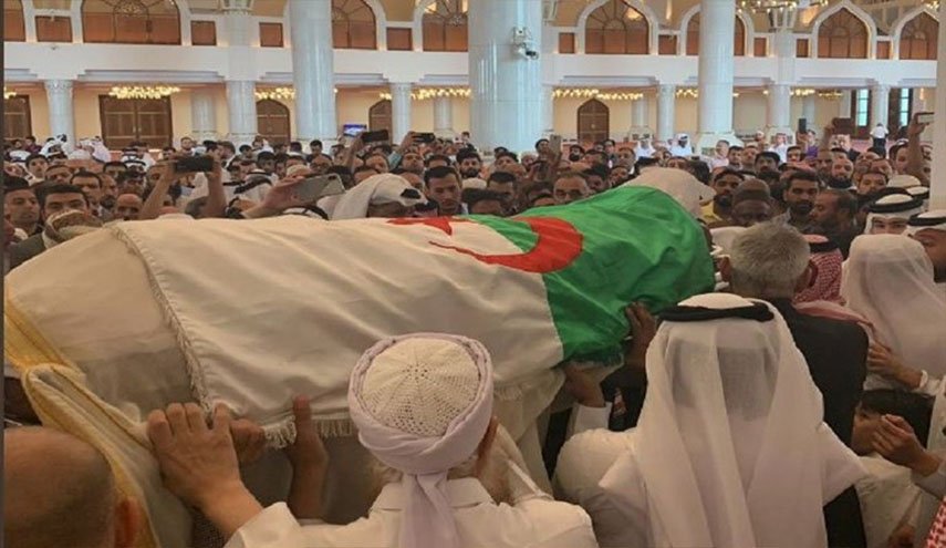 أمير قطر يحضر صلاة الجنازة على سياسي جزائري! 