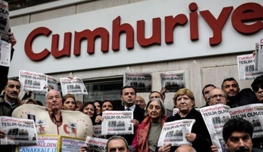 السلطات التركية تعيد 6 من صحفيي 