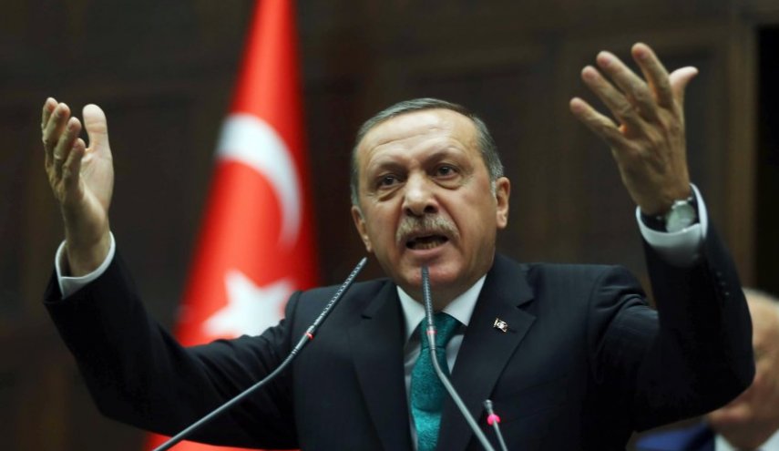 أردوغان يتحدث عن حفتر.. غارات ليلية على طرابلس وسفينة حربية برأس لانوف