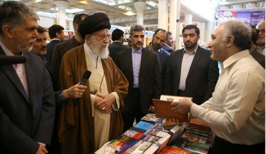 قائد الثورة الاسلامية يزور معرض طهران الدولي للكتاب