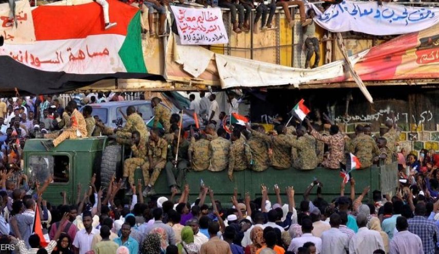 'المهنيين السودانيين' يتهم الجيش بمحاولة فض اعتصام يطالب بحكم مدني