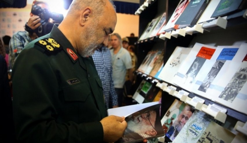 فرمانده سپاه از نمایشگاه بین‌المللی کتاب بازدید کرد
