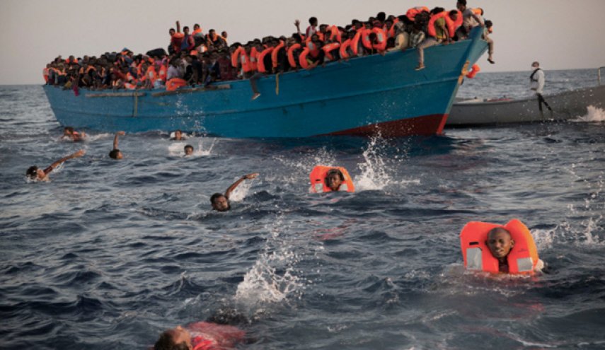 خفر السواحل الليبية يحتجز مهاجرين في المتوسط

