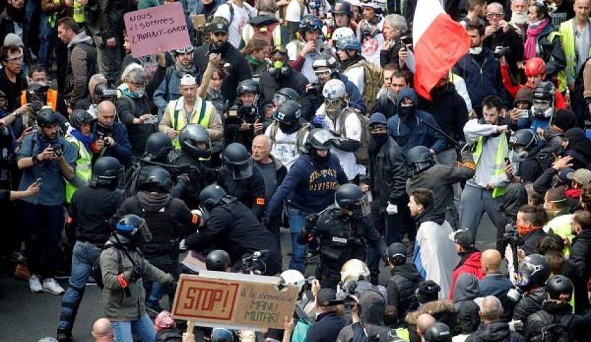 الشرطة الفرنسية تعتقل مئات العمال بعد قمع مظاهراتهم