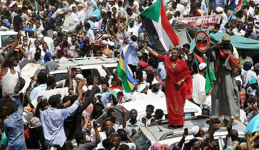 غلق شارعين في العاصمة السودانية بعد أنباء عن تحركات للمتظاهرين نحو القصر الجمهوري