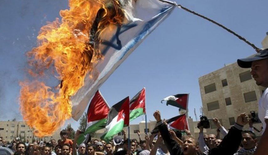 عشائر أردنية تصر على حرق علم كيان الاحتلال 