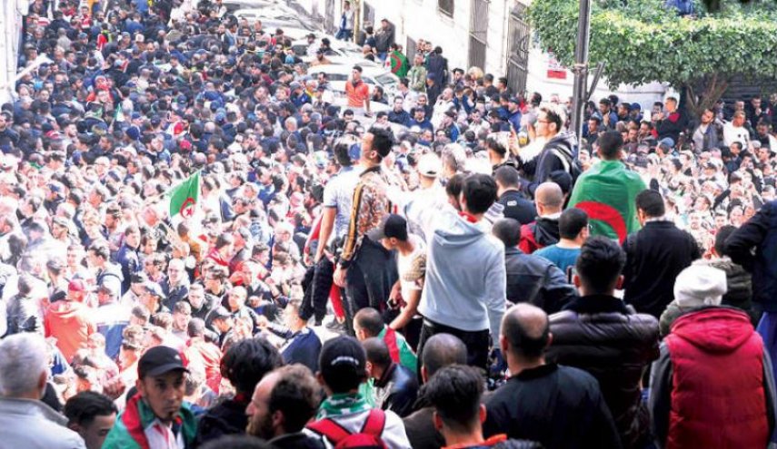 الجزائريون يواصلون الاحتجاج مطالبين برحيل رجال بوتفليقة