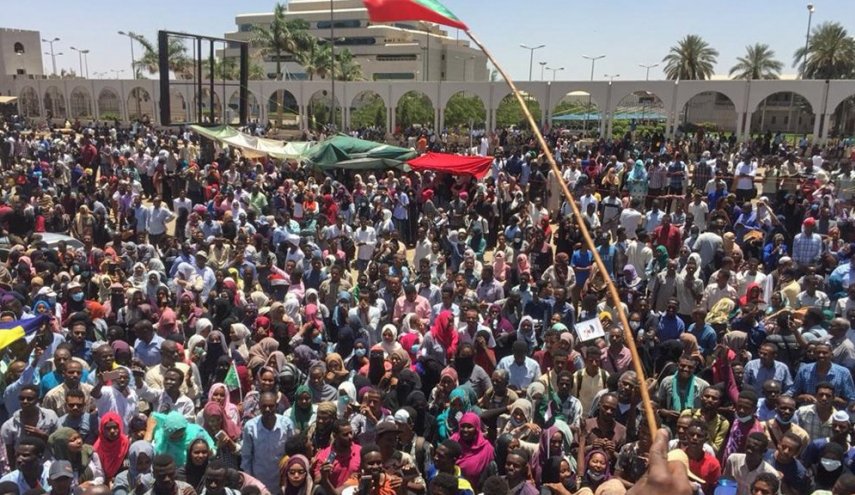 أنباء عن بدء قوات حميدتي فض اعتصام القيادة العامة بالخرطوم قناة العالم الاخبارية