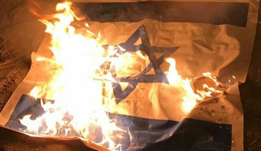 اردنی‌ها پرچم رژیم صهیونیستی را به آتش کشیدند