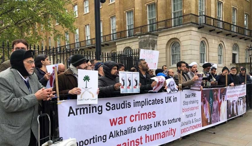 تجمع معترضان به جنایت های آل سعود مقابل دفتر نخست وزیر انگلیس
