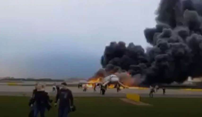  احتراق طائرة روسية يودي بحياة أكثر من 40 شخصا