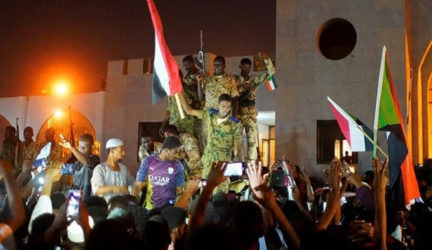 رئيس حزب سوداني: الثورة قطعت رأس النظام، لكن 