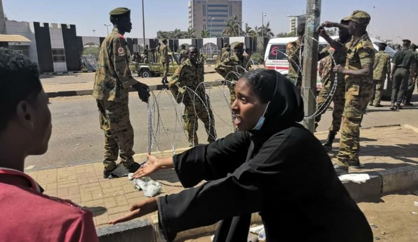 العسكري السوداني يسترضي المعارضة بالتلميح لانتخابات مبكرة