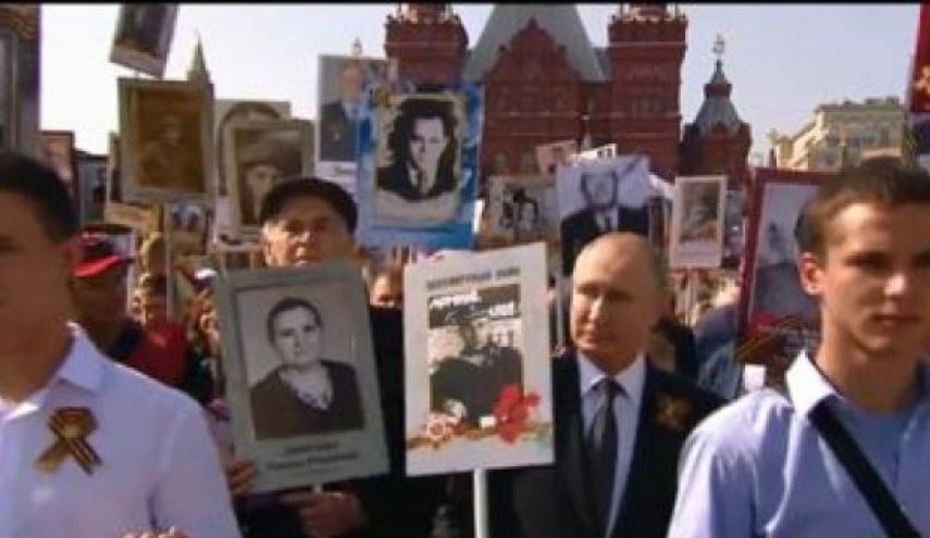 بوتين يتصدر مسيرة الفوج الخالد حاملا صورة أبيه