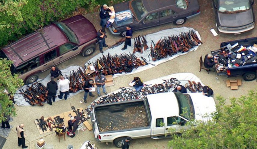 بالصور.. مصادرة ألف قطعة سلاح خلال تفتيش منزل بأمريكا