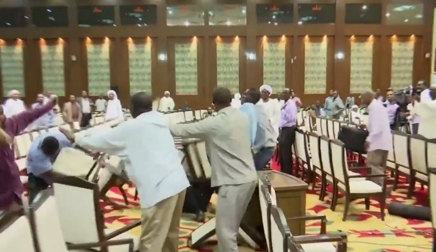 فیلم | درگیری میان نمایندگان پارلمان سودان در جریان جلسه با اعضای شورای نظامی