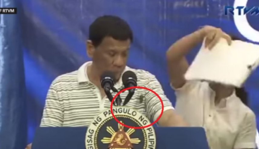 صرصور 'ليبرالي' تسلق كتف رئيس الفلبين خلال جمع انتخابي!