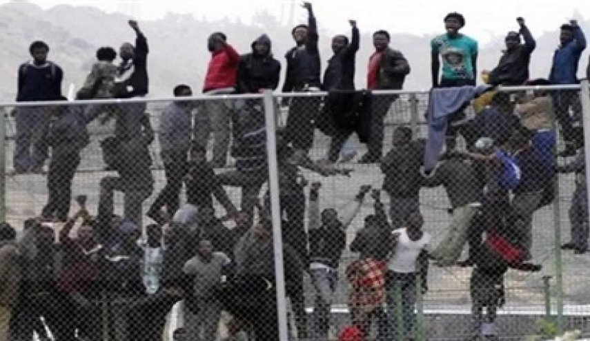 52 مهاجرا يصعدون السياج إلى مدينة مليلة في شمال أفريقيا