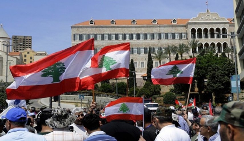 عسكريون متقاعدون ينصبون خيم الاعتصام أمام مصرف لبنان

