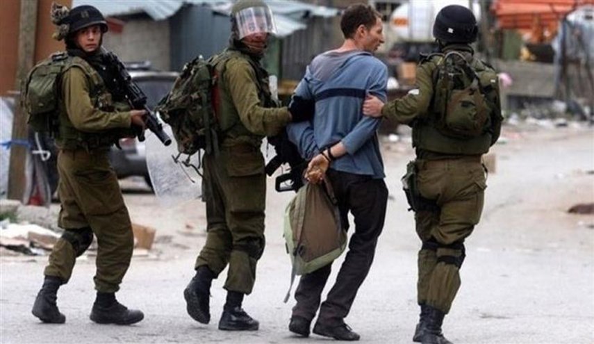 اعتقال 12 فلسطينيا بالضفة الغربية المحتلة