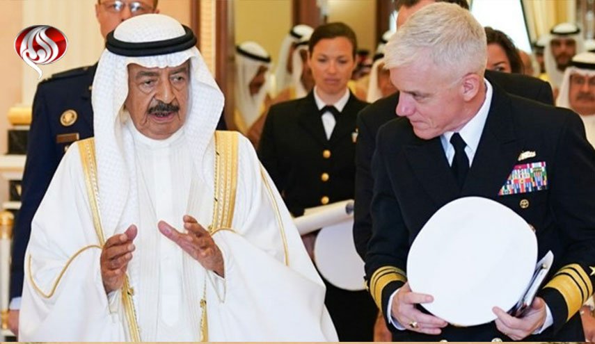 دیدار فرمانده ناوگان پنجم نیروی دریایی آمریکا با نخست‌وزیر بحرین
