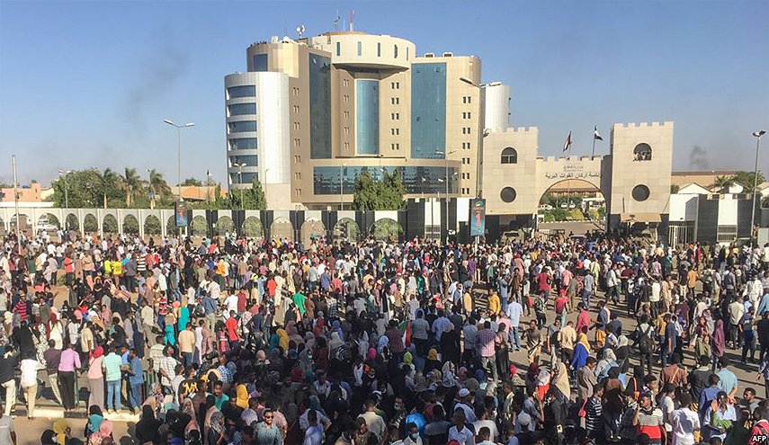 اصابة معتصمين امام مقر قيادة الجيش في الخرطوم