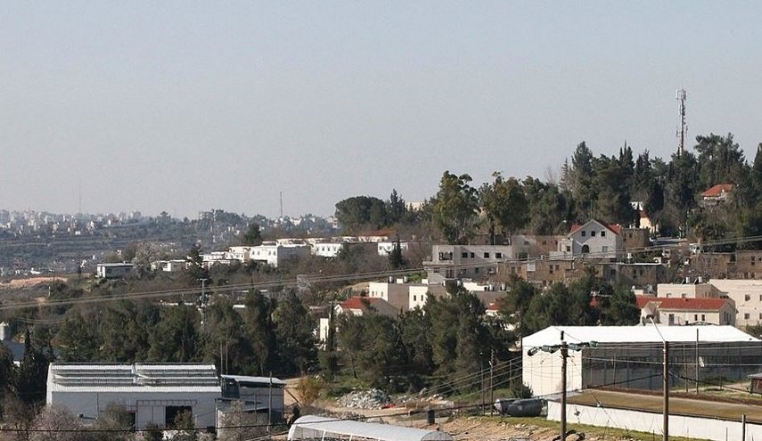 الاحتلال يشق شارعين جديدين لمستوطنات معزولة بالضفة