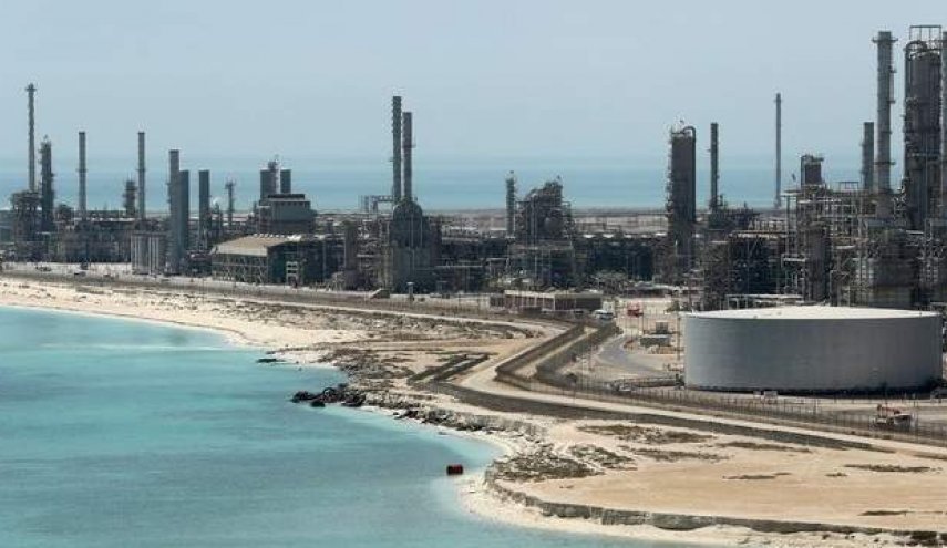 النفط يصعد 1% فور تعرض منشات نفطية سعودية لهجوم