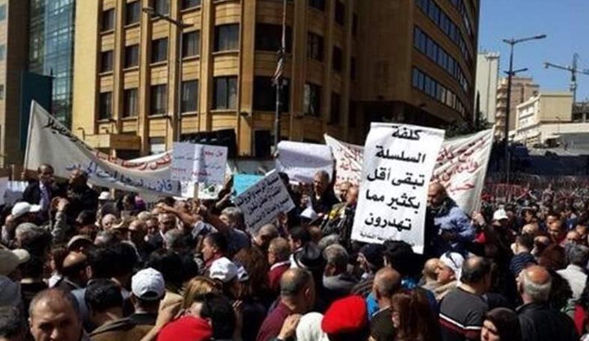 اضراب لموظفي الادارة العامة في لبنان الجمعة وتهديد بالاضراب المفتوح