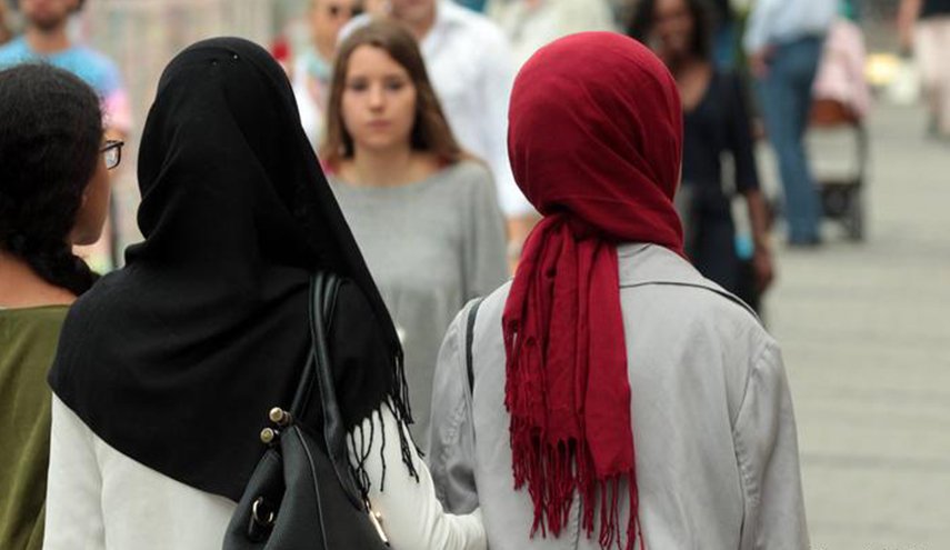 وزير التعليم الفرنسي يهاجم الحجاب ويدعو لحظره 