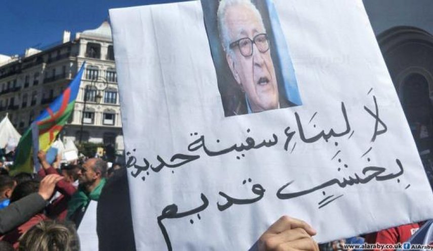 مظاهرات في الجزائر تطالب بتنحي رموز النظام السابق