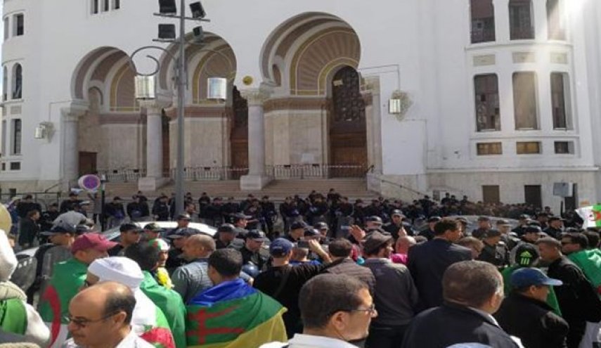 تظاهرات مردم الجزائر برای سیزدهمین جمعه متوالی
