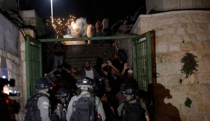 یورش شبانه نظامیان صهیونیست به نمازگزاران مسجد الاقصی درماه مبارک رمضان