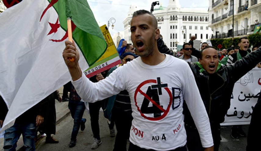 المجتمع المدني الجزائري يدعو الجيش لحوار صريح وإيجاد حل سياسي توافقي