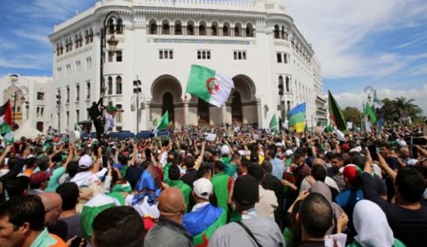تظاهرات هزاران نفری در پایتخت الجزائر
