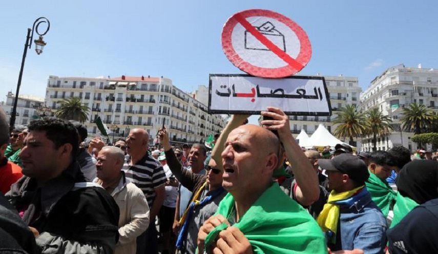 مسيرات جديدة بالجزائر وحديث عن رفض الشعب للانتخابات