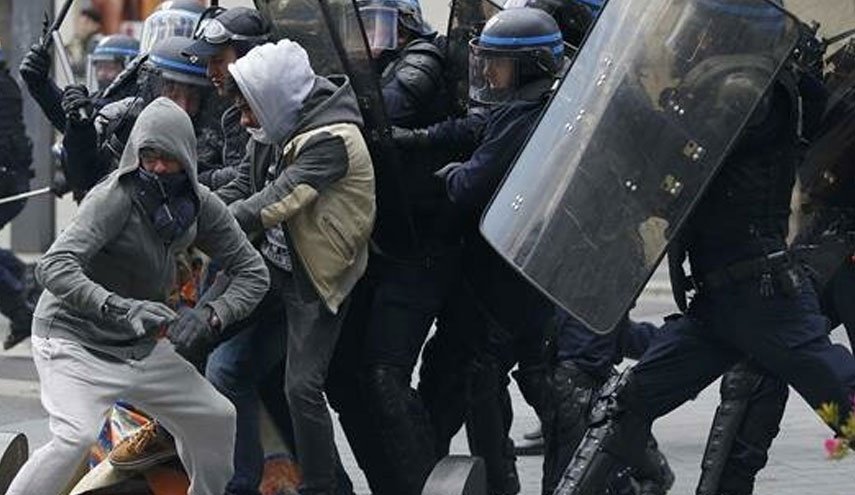 فرودگاه شارل دوگل فرانسه در اشغال مهاجران/ توسل پلیس به گاز اشک آور برای متفرق کردن معترضان